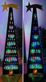 Albero di Natale con bottiglie di birra e luci