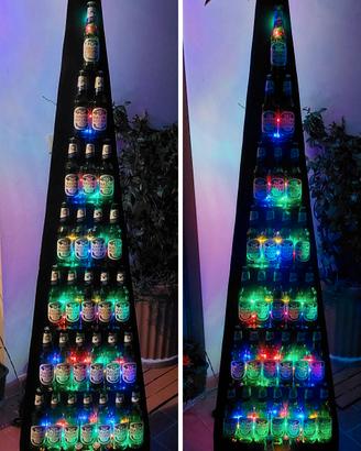 Albero di Natale con bottiglie di birra e luci