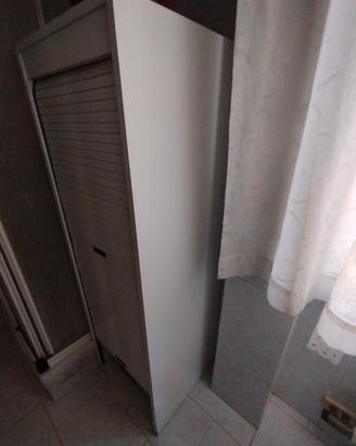mobile bagno scorrevole con mensole  