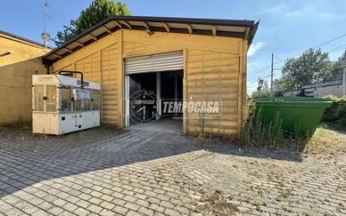 Ampio magazzino con tetto rifatto