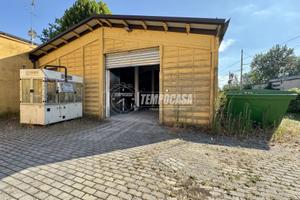 Ampio magazzino con tetto rifatto