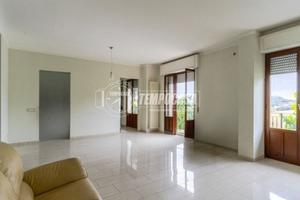 Ampio appartamento con balcone, terrazzo e garage