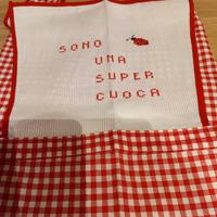 Grembiule  da cucina  con ricami a mano. Mai usato
