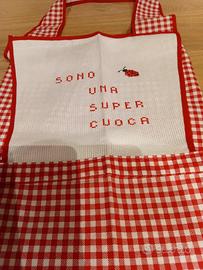 Grembiule  da cucina  con ricami a mano. Mai usato