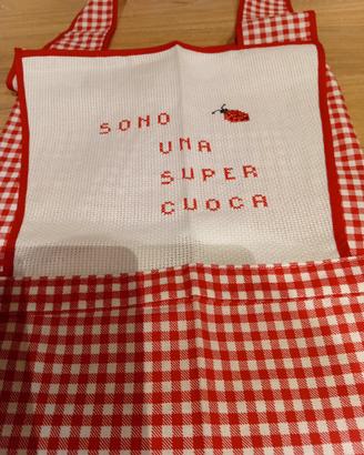 Grembiule  da cucina ricamato a mano. Mai usato