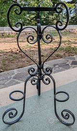 Elegante fioriera in ferro battuto