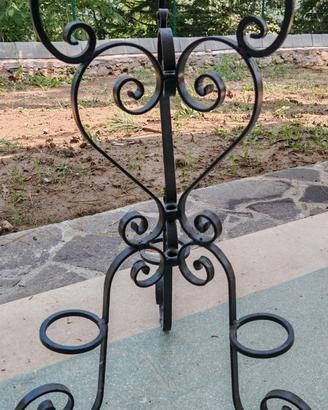 Elegante fioriera in ferro battuto
