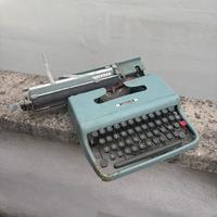 Macchina da scrivere olivetti lettera 22