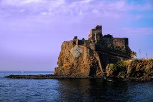 3 LOCALI A ACI CASTELLO