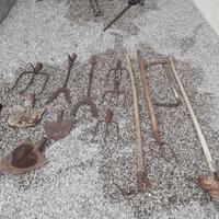 Vecchi attrezzi da contadino