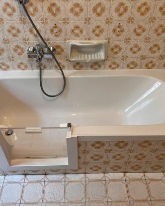 Vasca  da bagno per disabili con sportello