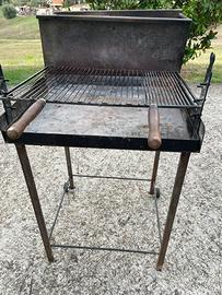 Barbecue in ferro con griglia
