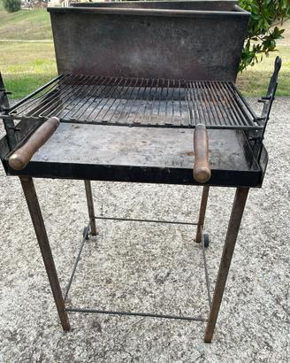 Barbecue in ferro con griglia