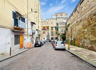 2 LOCALI A NAPOLI