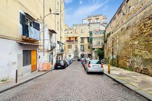 2 LOCALI A NAPOLI