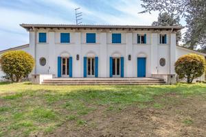 Villa di 400 m² con più di 5 locali e box auto a C