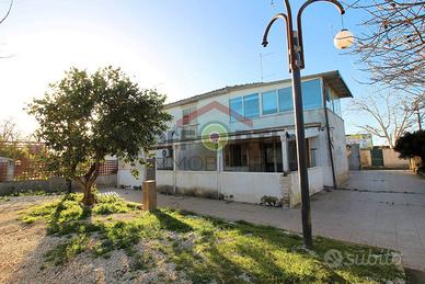 Villa Bifamiliare con Ampio Giardino Privato