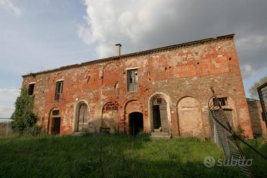 CL112 - Affascinante Rustico Casale da Ristruttura