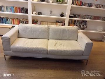 divano bianco in pelle IKEA Arild