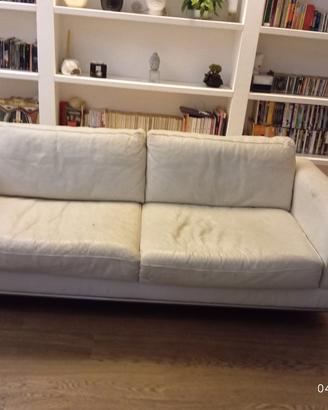 divano bianco in pelle IKEA Arild