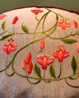 Cuscini d’epoca ricamati a mano