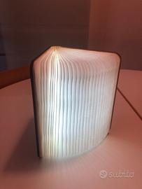 Lampada a forma di libro