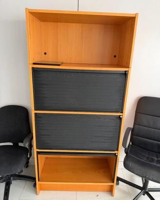 Armadio in legno con ante scorrevoli