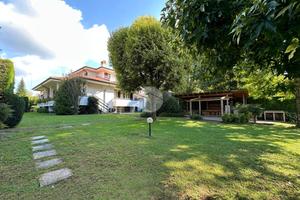 VILLA SINGOLA A RONCO BRIANTINO