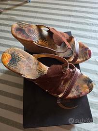 sandalo con zeppa marrone marca Jastcavalli
