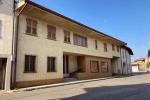 CASA DI AMPIA METRATURA CON SPAZI VERSATILI E ...