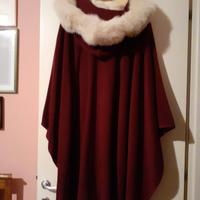 Mantella di pura lana cappuccio bordo pelo bianco