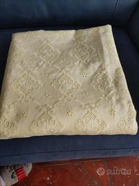 tessuto in sangallo colore giallo limone