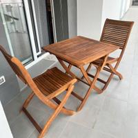 Tavolo e sedie pieghevoli in legno 