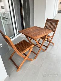 Tavolo e sedie pieghevoli in legno 
