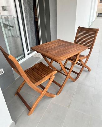 Tavolo e sedie pieghevoli in legno 