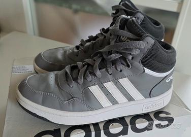 Scarpe Adidas grigie
