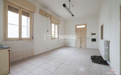 PORZIONE DI BIFAMILIARE CON GARAGE E GIARDINO