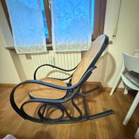 Poltrona a dondolo, buonissimo stato come da foto.