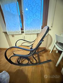 Poltrona a dondolo, buonissimo stato come da foto.