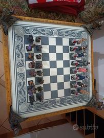 Tavolo con scacchiera e scacchi dipinti a mano
