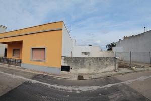 Abitazione con giardino e garage Neviano