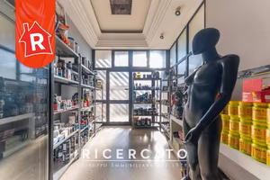 Immobile di 140 m² con 2 locali a Lecce