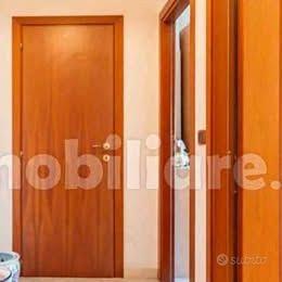 porte artigianali in legno massello color ciliegio