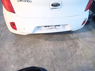 Paraurti posteriore con graffi Kia Picanto 2012