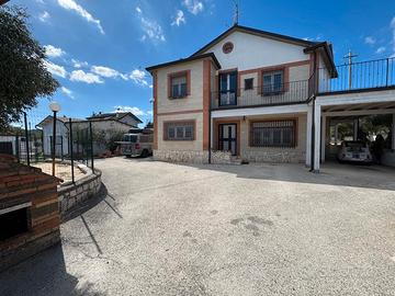 Villa singola di 250mq con piscina e dependance