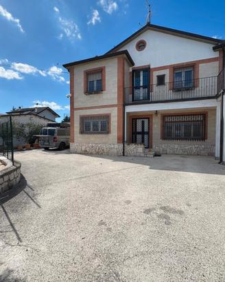 Villa singola di 250mq con piscina e dependance