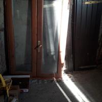 finestra in legno con ante 