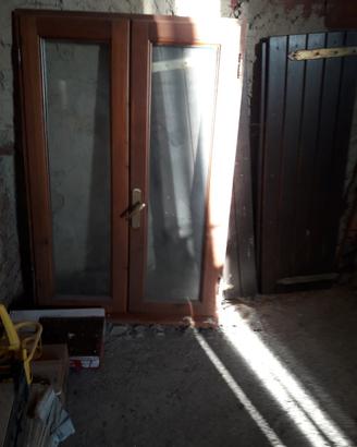 finestra in legno con ante 