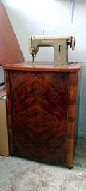 mobile in radica con macchina da cucire