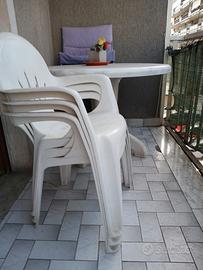 sedie e tavolo bianco